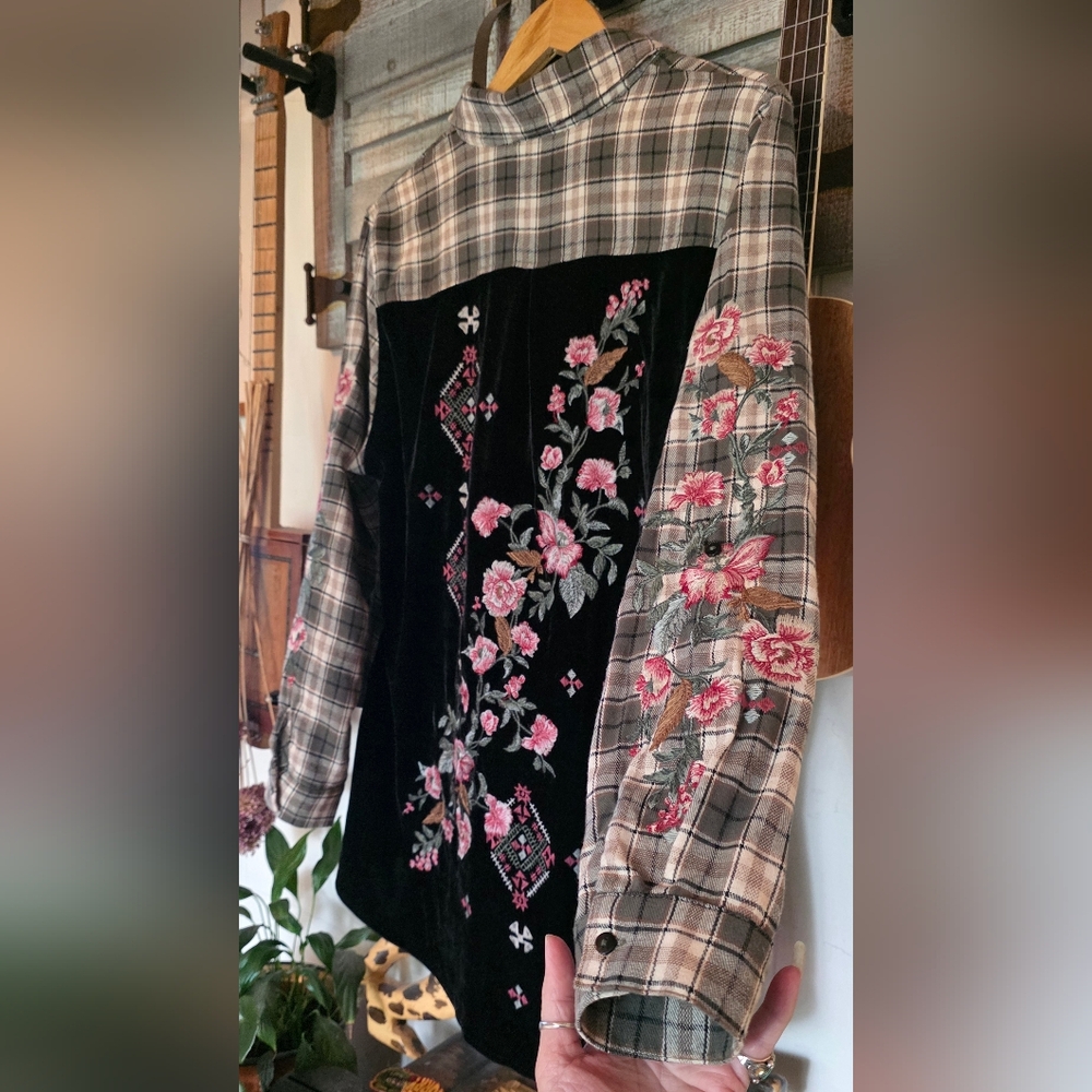 Paprazzi Embroidered Flannel Size L